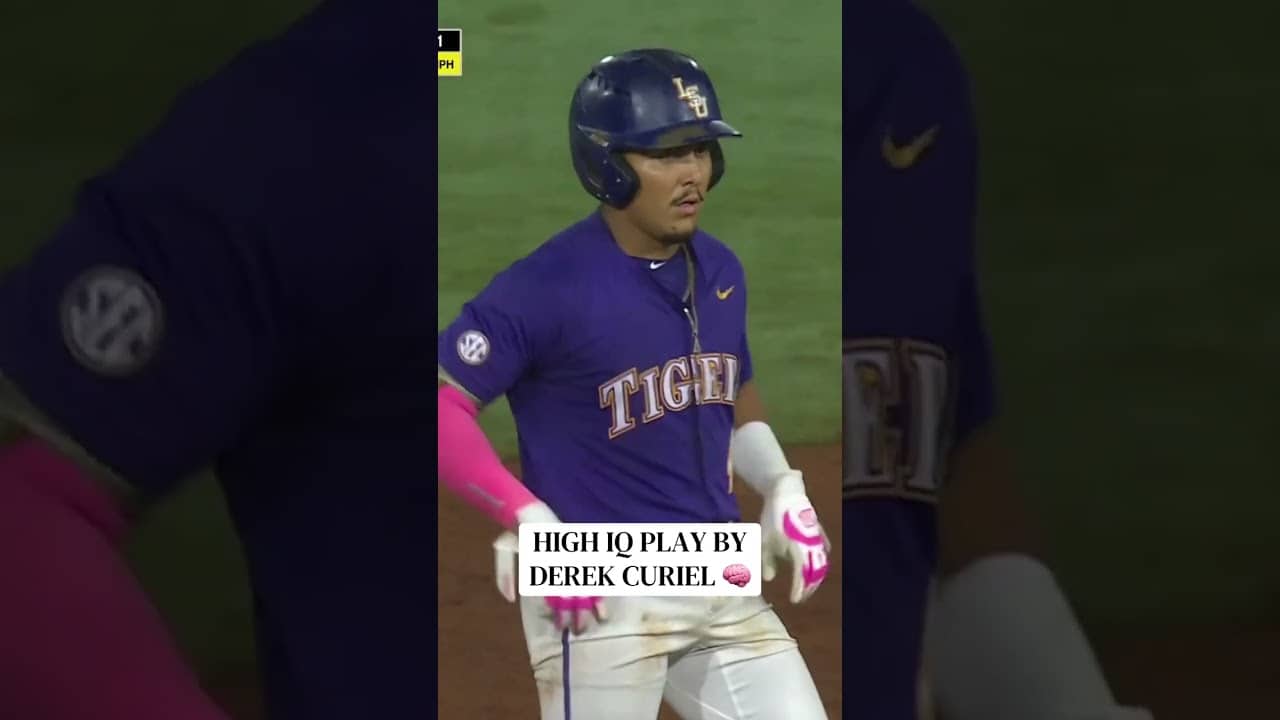 He made sure the lead runner touched home before scoring 👏