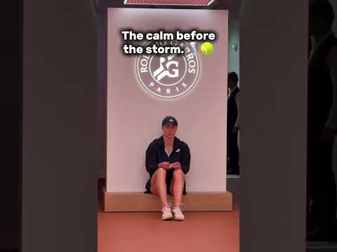 A quiet moment for Svitolina before stepping onto the court. 🎾🧘‍♀️#rolandgarros