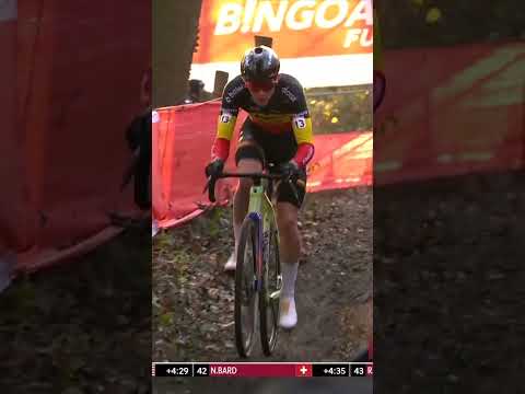 Mathieu van der Poel capitalises on a mistake by Thibau Nys - and the world champion is clear!