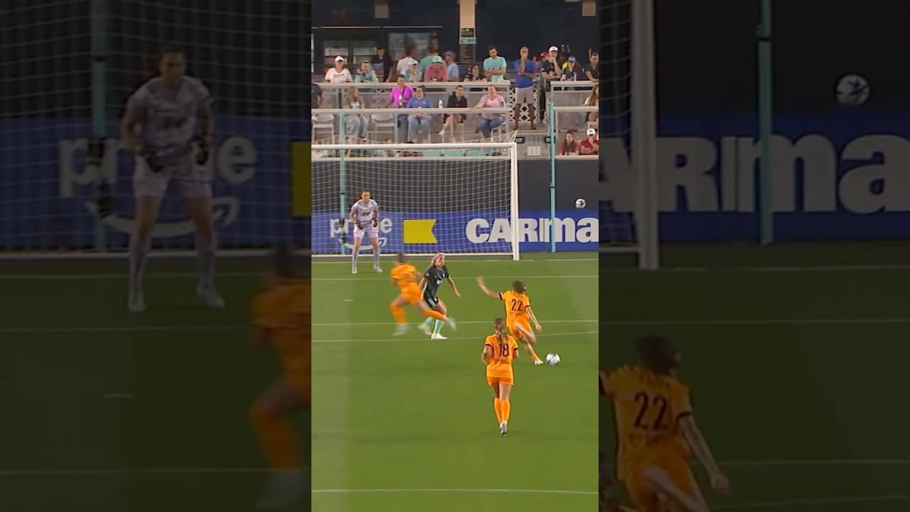 Houston goes for top bins but Lorena makes the save! 👌😮‍💨