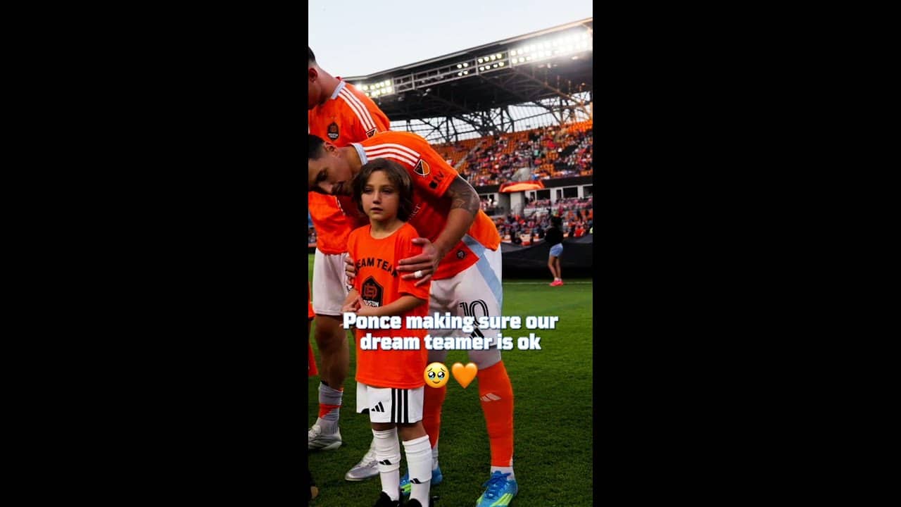 Ponce shares an adorable moment with a Dream Teamer 🥹