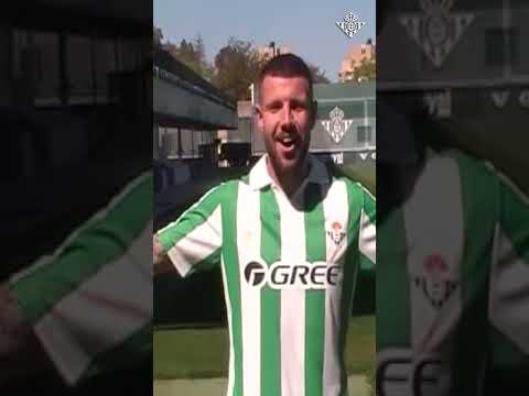 Aitor, Bellerín y un viaje al pasado hablando de la camiseta para esta jornada 👕💚 #LALIGARETRO