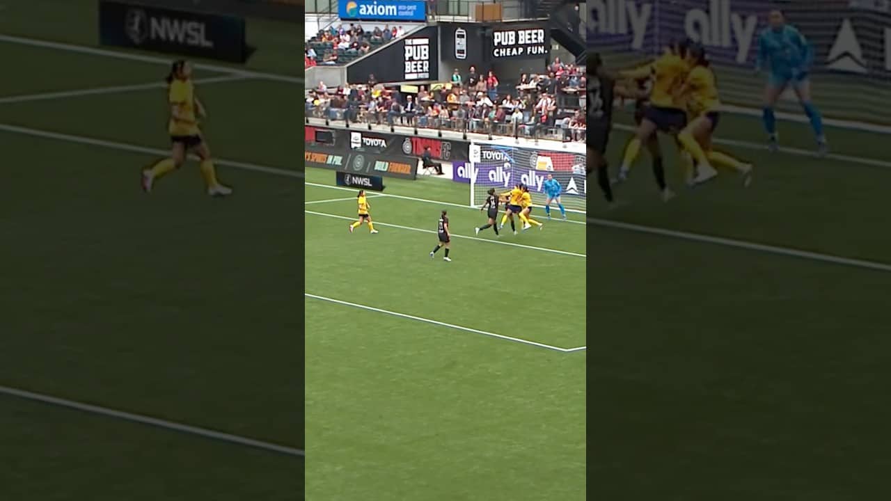 Nuria Rábano with a SUBLIME ball in directly to a soaring Kiana Palacios 💫