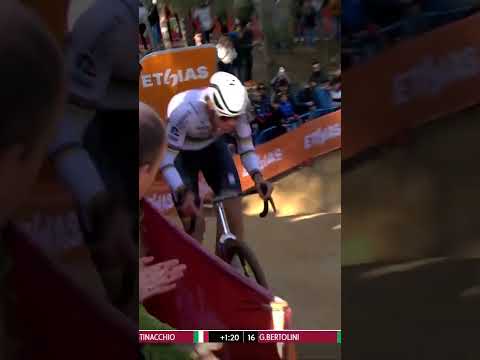 The WHOLE crowd behind him! 🇪🇸