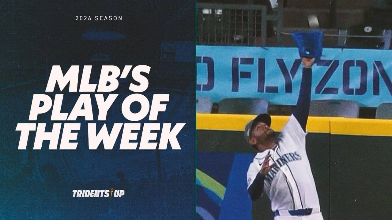 MLB PLAY OF THE WEEK: Julio Rodríguez Gets UP to Rob Home Run