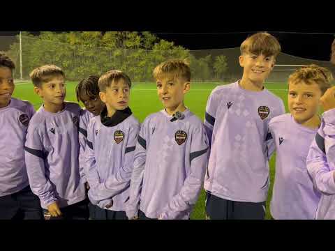 Los alevines de la Cantera Granota preguntan a los jugadores del Atlético Levante UD