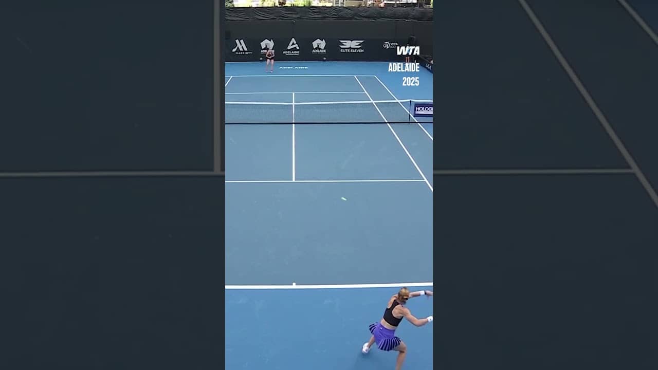 More hitting like this today, please 🤌 #WTA #RolandGarros #MariaSakkari #LindaNoskova