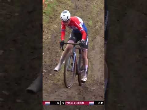 Puck Pieterse or Valentino Rossi? The ‘Doctor Dangle’ in full effect as Puck chases a podium 👀