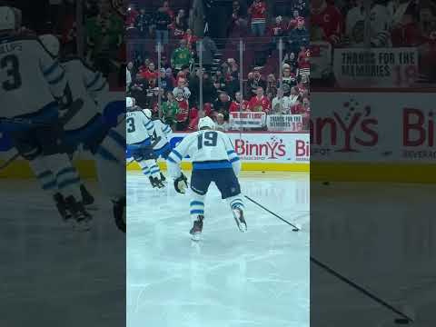 Jonathan Toews hits the ice in Chicago #gojetsgo