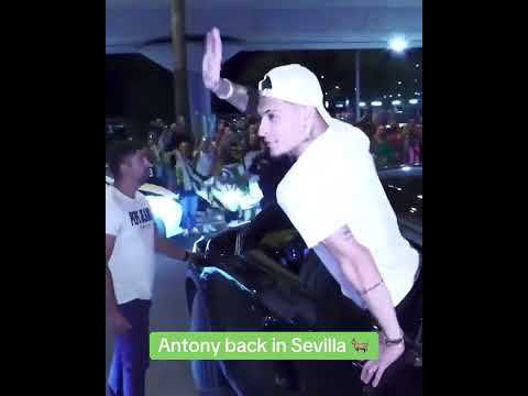 Paraded around like a legend 🙌 (via @realbetisbalompie/TT)