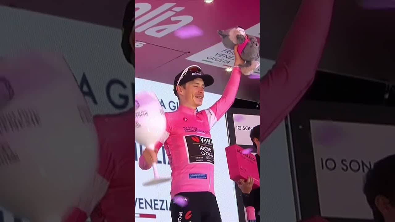 Jonas Vingegaard pulls on the pink jersey for the first time 😍 Pink suits you, Jonas! 💕
