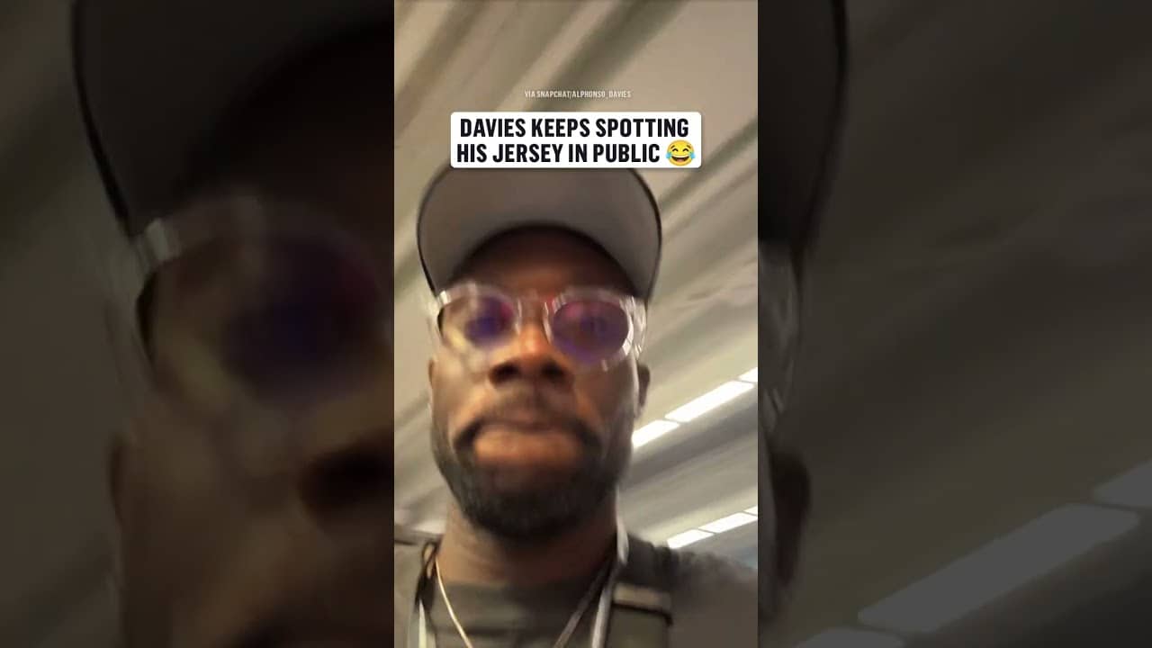 Alphonso Davies loves seeing his jersey in public 🇨🇦