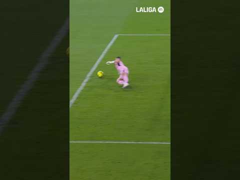 La brutal doble parada de Vlachodimos ❌🧤 #sevillafc #laligahighlights #laliga #shorts