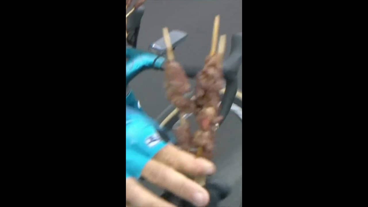 When the riders got given arrosticini at the Giro d’Italia 🍖🤣