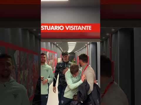 Aritz Aduriz recibe al equipo en su llegada al Estadi Mallorca Son Moix.