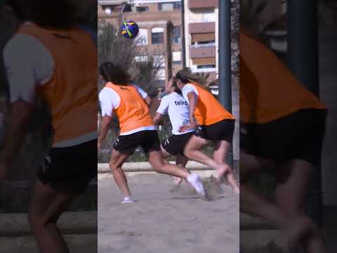 ☀️ Sesión especial de 𝐟𝐮́𝐭𝐛𝐨𝐥 𝐩𝐥𝐚𝐲𝐚 ⚽️🏖 del Valencia CF Femenino 🦇