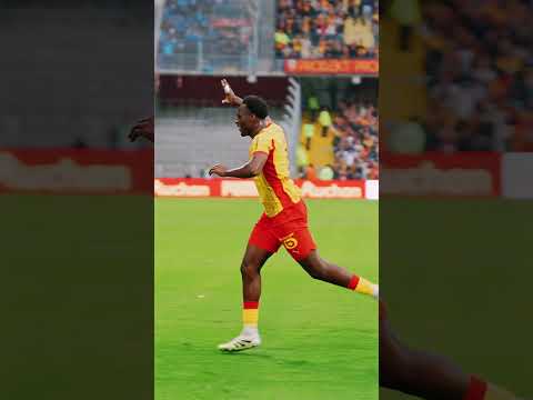 Coup de tête 🪖 d'un défenseur à la fête 🕺