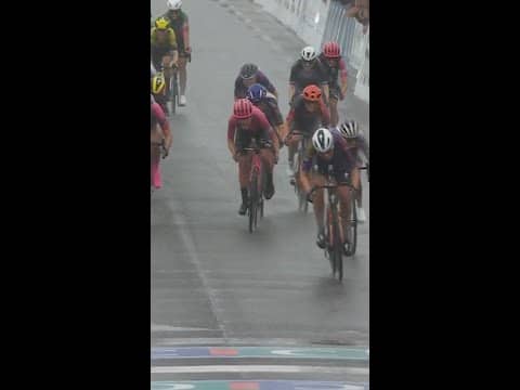 Mischa Bredewold beats Marianne Vos in the sprint finish to win the 24th GP Plouay! 🚴‍♀️🇫🇷