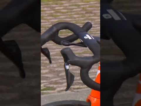 Don’t think it’s supposed to do that 😬  Ganna’s handlebars not cooperating at Dwars door Vlaanderen.