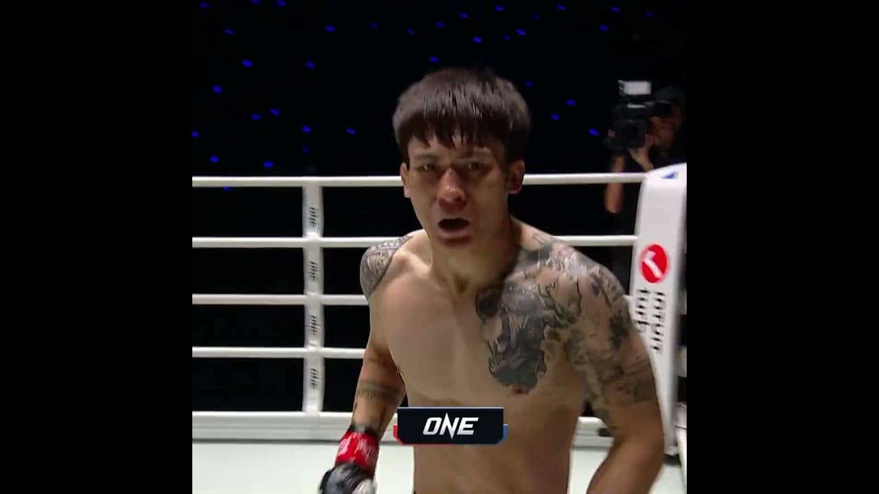 SURF'S UP 🏄‍♂️ Joshua "Flyin Hawaiian" Perreira scores an epic spinning backfist KO!