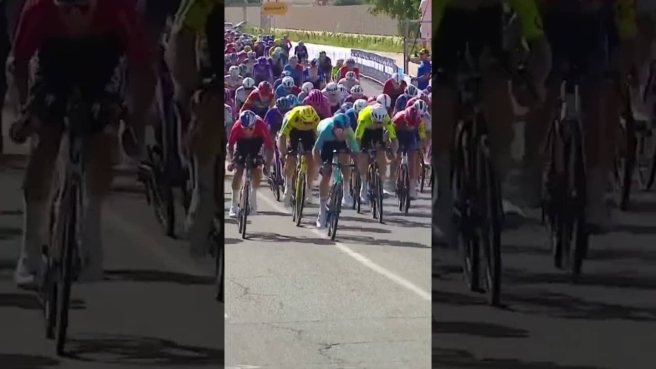 Davide Donati wins Stage 2 of the Giro d'Italia Next Gen after a huge bunch sprint! 🙌🇮🇹