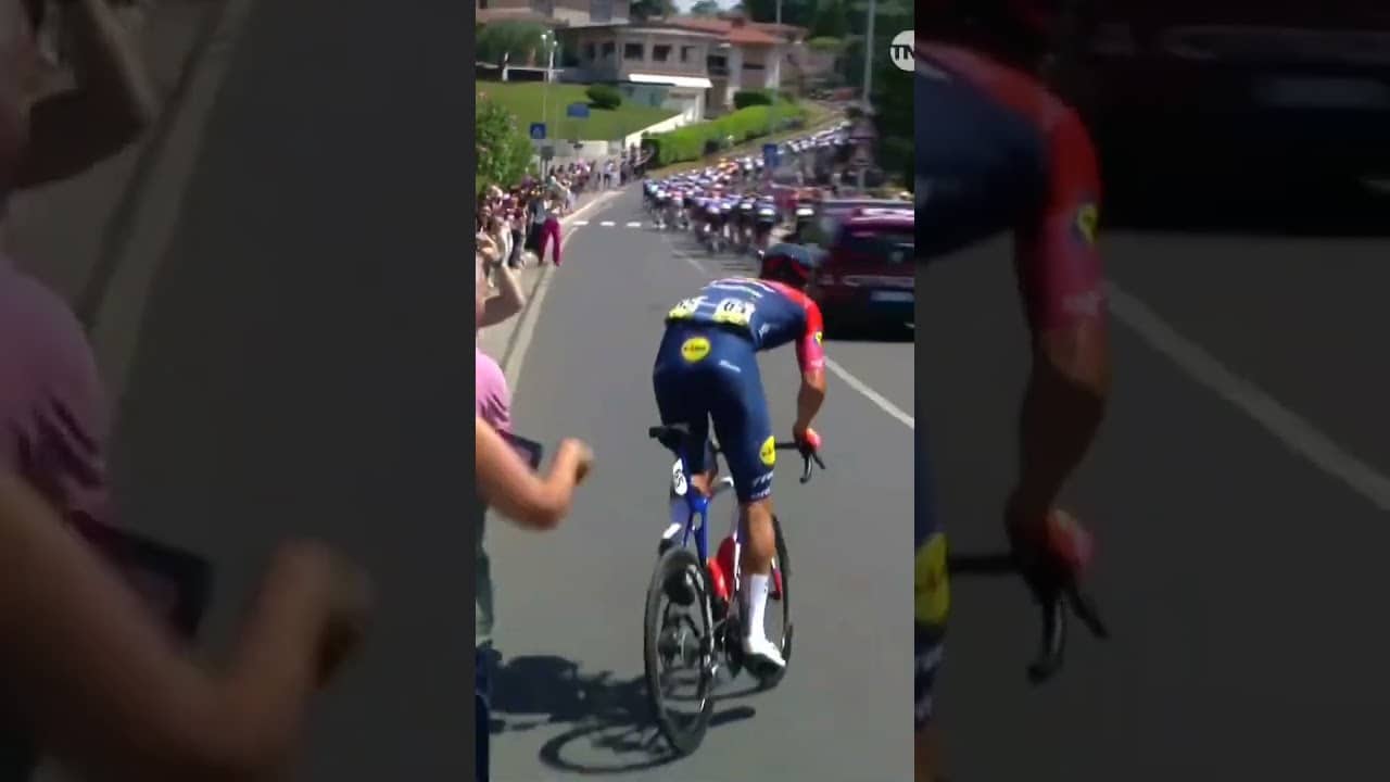 Nothing beats riding on home roads 🥰🏠 Jonathan Milan was mobbed as he rode through his home town 🥹