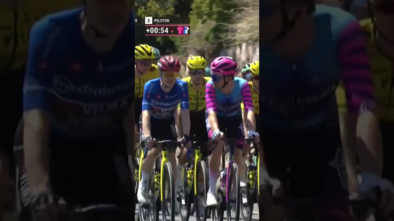 When Jonas speaks, you listen 👀 The peloton reduces the pace to give the break a bigger gap 😮‍💨