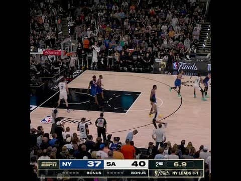 The Knicks cut into the Spurs' lead before halftime of Game 5 👀