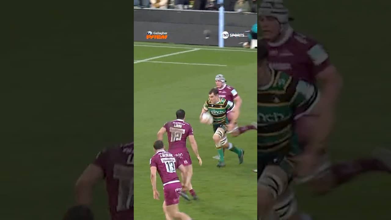 Forwards shouldn't be moving like this 😳