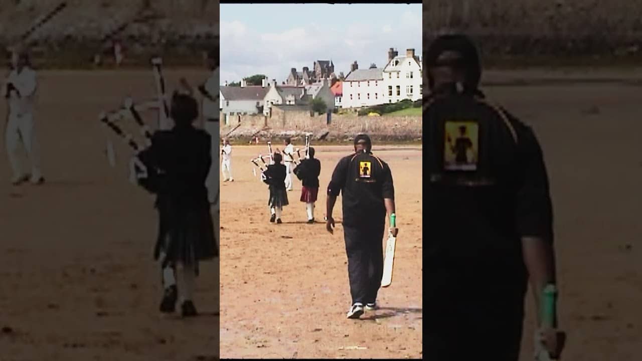 Courtney Walsh & Shahid Afridi walk in against the Ship Inn Cricket club 2004 #shahidafridi #cricket