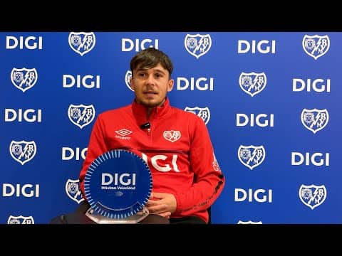 Andrei Ratiu recibe el premio DIGI del mes de septiembre.