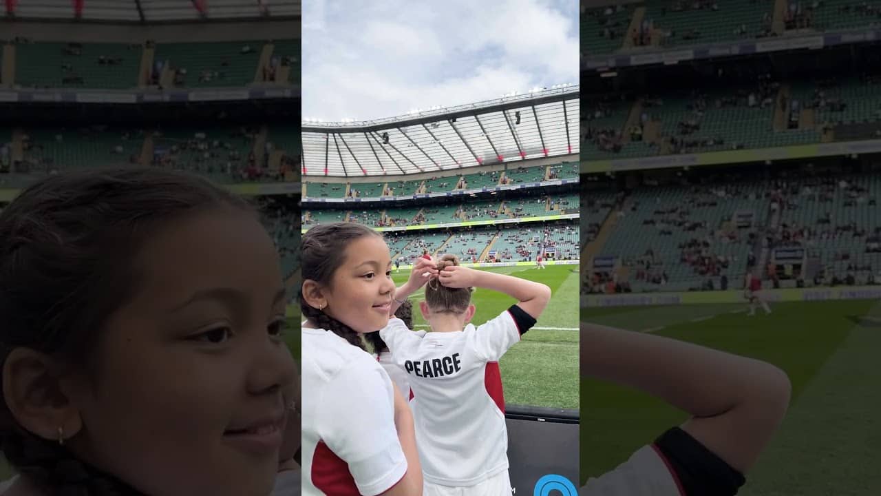 A pitch-side moment with Meg Jones and a young fan we’re not over 😍 @o2ukofficial | #WearTheRose
