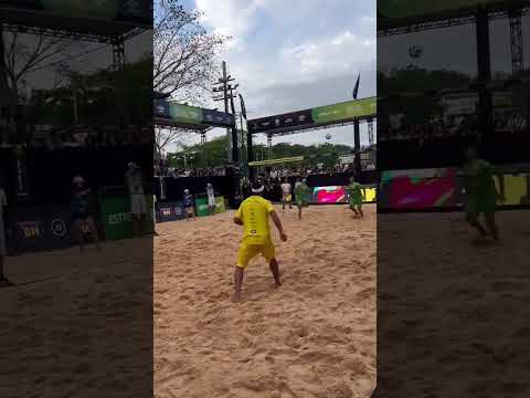 Ronaldinho does not lose a touch in futvolley🪄⚽🏐 (Via @resenha_da_areia/IG)