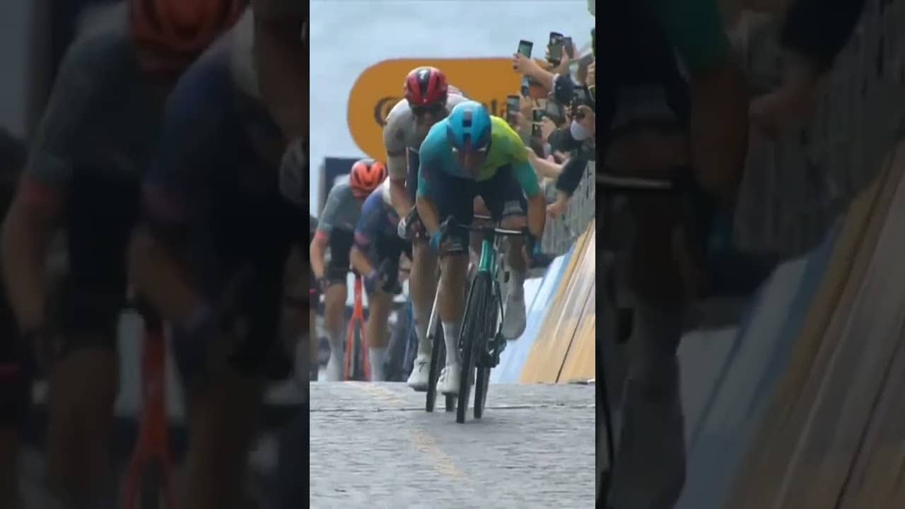 Davide Ballerini capitalises on cobbled chaos! 🫨 The Italian picks up his first Grand Tour stage win