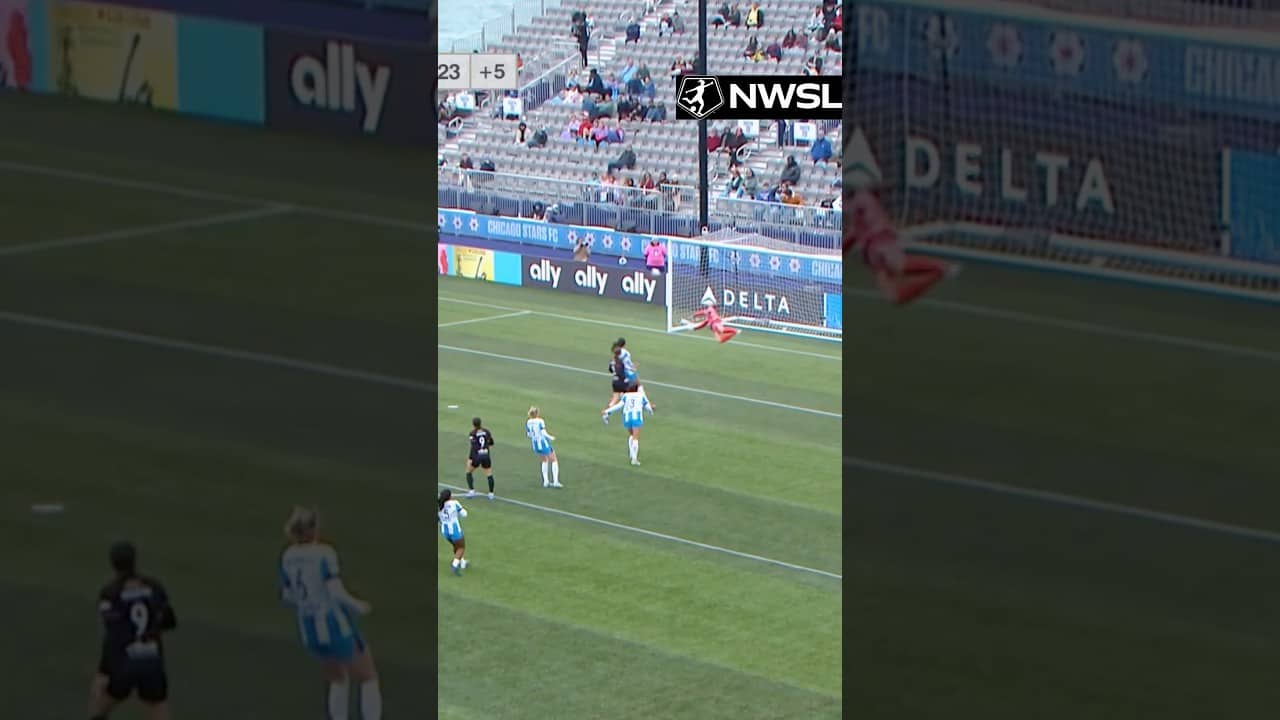 Alyssa Naeher just defied gravity 😮‍💨