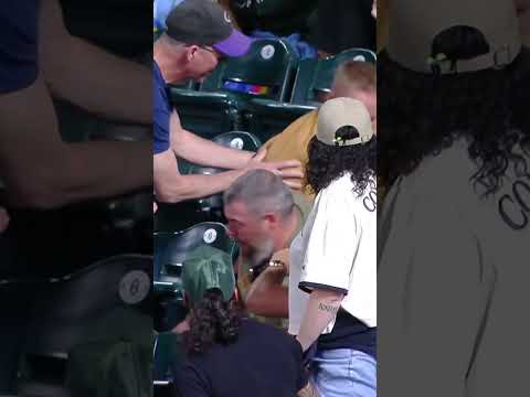 This fan REALLY wanted a ball 🤣