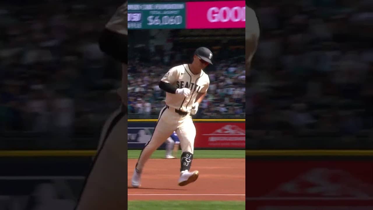 First pitch... GONE for Rob Refsnyder!  #mlb #baseball #mariners