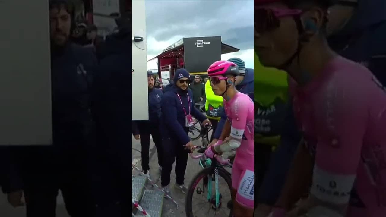 Pink jersey 🤜🤛 stage winner Jonas Vingegaard and Afonso Eulalio congratulate each other  🤝