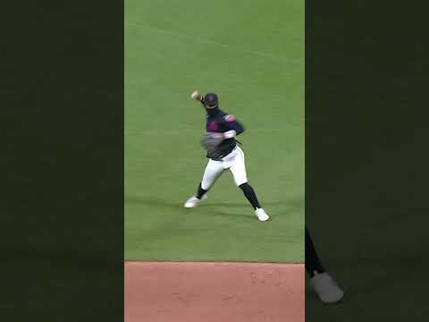 Francisco Lindor makes the play! 💪