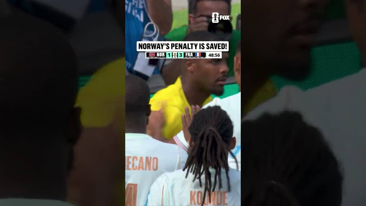 Jørgen Strand Larsen's penalty kick is saved by Mike Maignan 🧤