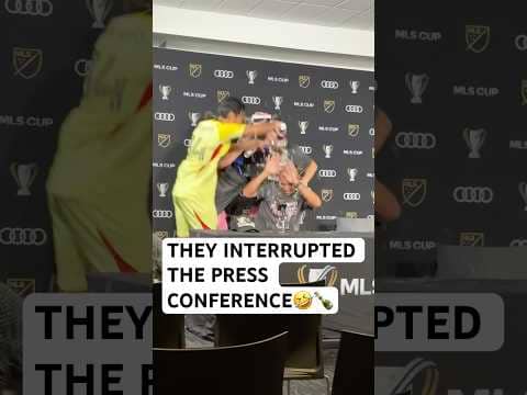 Mascherano gets a CHAMPAGNE SHOWER🍾🤣