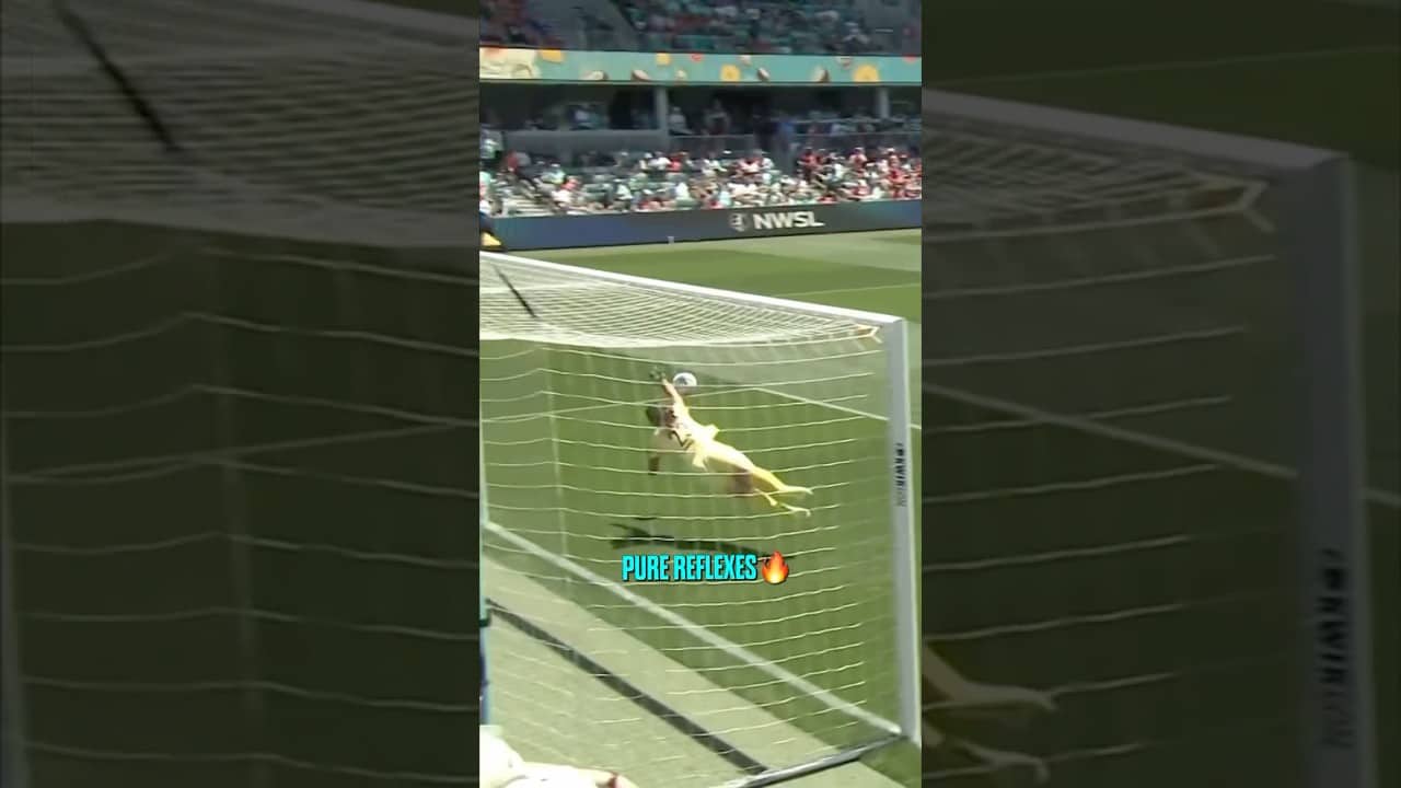 Our "wall" Lorena with the quick reaction 🧱 #nwsl #goalkeeper #save #kansascity #skill