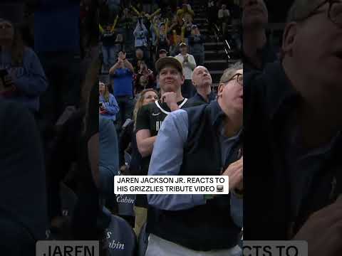 JJJ receives a standing ovation from the Memphis crowd 👏