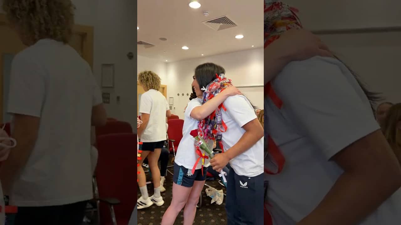 Haineala Lutui is presented with kahoa lole necklaces from her teammates🌹@o2ukofficial #WearTheRose