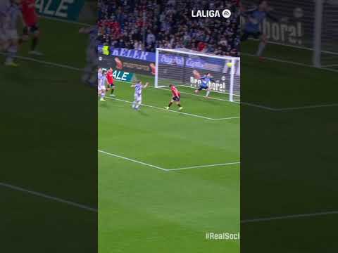 El remate de cabeza de Víctor Muñoz que se estrelló en el palo en Anoeta #laligahighlights