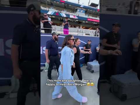 Making time for fans before her jersey retirement 👏