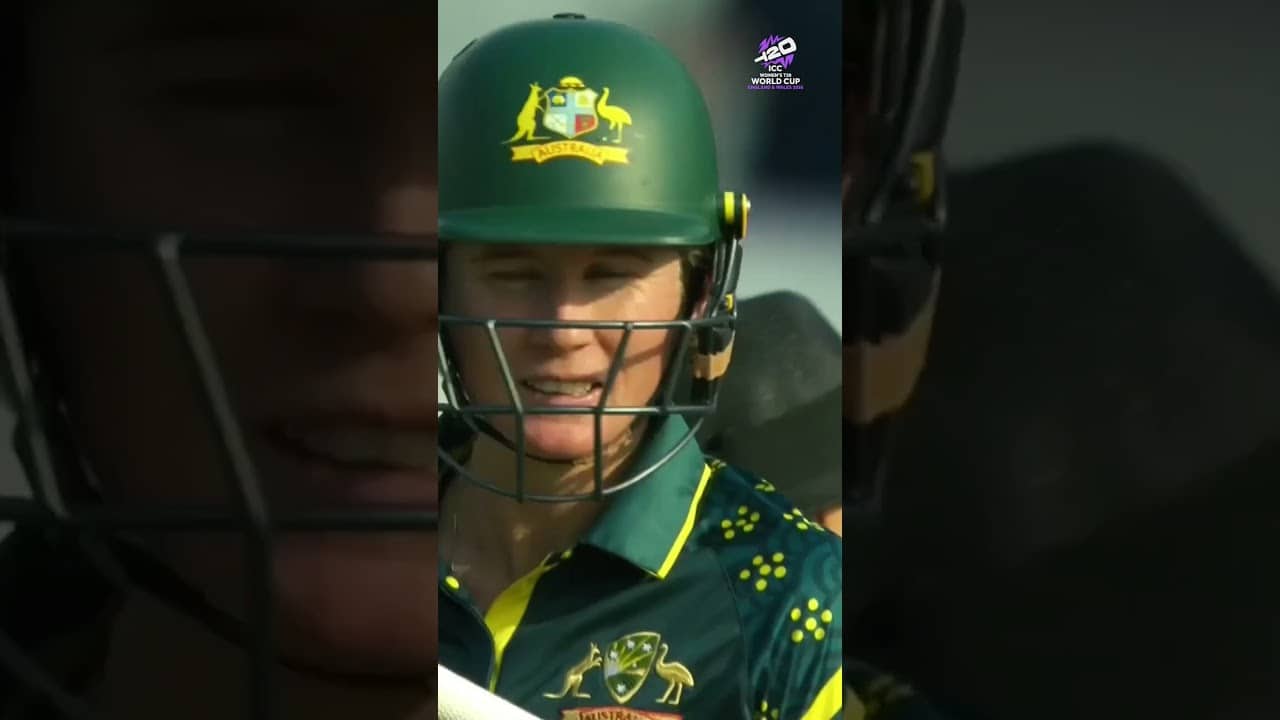 Experience Gull Feroza's one-handed stunner against Australia in Urdu 🙌