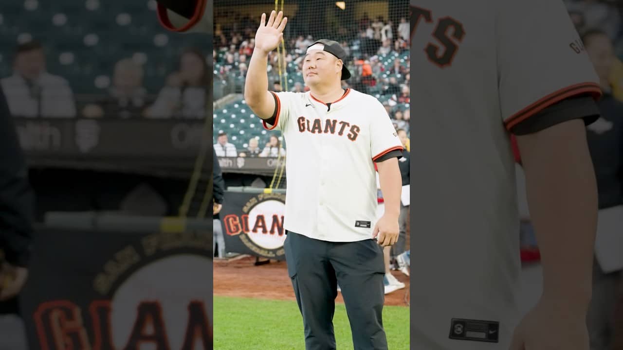 The @KingofJUCO throws out the first pitch at Oracle Park 💪