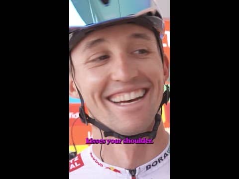 Jai Hindley and Giulio Pellizzari have a very unique pre-race ritual! 😚