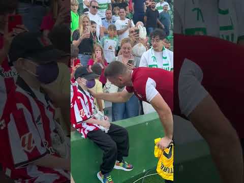 ❤️ Unai Simón regala sus guantes a un fan muy especial.